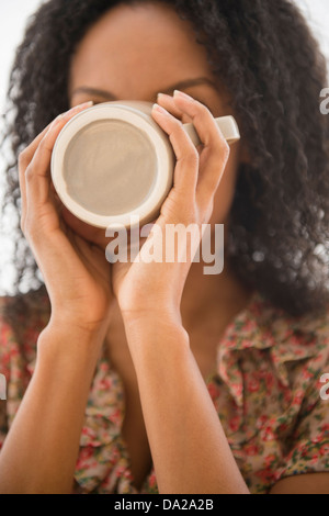 Portrait de femme à boire à partir de la tasse de café Banque D'Images