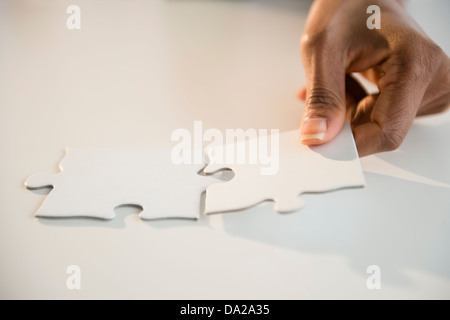 Woman's hands matching puzzle Banque D'Images