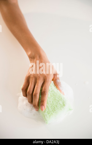 Close up of woman's hand avec éponge de nettoyage Banque D'Images