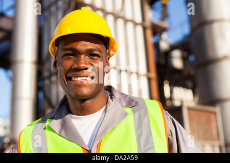 Happy young African travailleur dans l'usine pétrochimique Banque D'Images