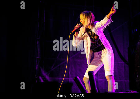 Toronto, Ontario, Canada. 1er juillet 2013. La chanteuse Karen O des Yeah Yeah Yeahs groupe indie fonctionne à Echo Beach à Toronto le jour de la fête du Canada. Crédit : Igor/Vidyashev ZUMAPRESS.com/Alamy Live News Banque D'Images