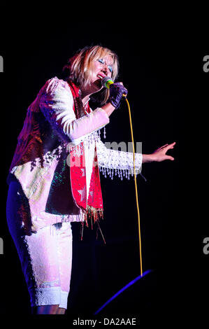 Toronto, Ontario, Canada. 1er juillet 2013. La chanteuse Karen O des Yeah Yeah Yeahs groupe indie fonctionne à Echo Beach à Toronto le jour de la fête du Canada. Crédit : Igor/Vidyashev ZUMAPRESS.com/Alamy Live News Banque D'Images