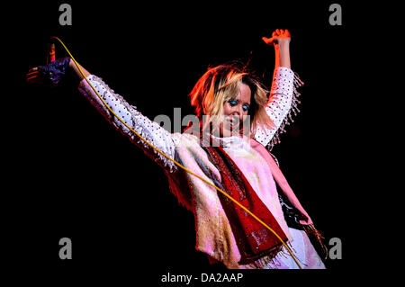 Toronto, Ontario, Canada. 1er juillet 2013. La chanteuse Karen O des Yeah Yeah Yeahs groupe indie fonctionne à Echo Beach à Toronto le jour de la fête du Canada. Crédit : Igor/Vidyashev ZUMAPRESS.com/Alamy Live News Banque D'Images