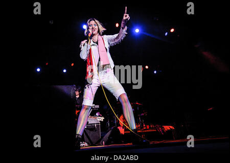 Toronto, Ontario, Canada. 1er juillet 2013. La chanteuse Karen O des Yeah Yeah Yeahs groupe indie fonctionne à Echo Beach à Toronto le jour de la fête du Canada. Crédit : Igor/Vidyashev ZUMAPRESS.com/Alamy Live News Banque D'Images