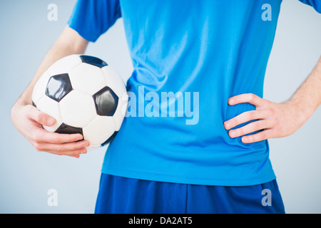 Girl (14-15) holding ball Banque D'Images