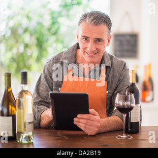 Portrait de propriétaire de restaurant using digital tablet Banque D'Images