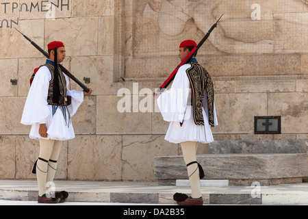 Des soldats grecs, Evzones, debout à côté de la Tombe du Soldat inconnu, à l'extérieur du bâtiment du Parlement Européen, Athènes, Grèce Banque D'Images