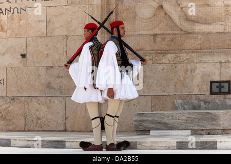 Des soldats grecs, Evzones, à côté de la Tombe du Soldat inconnu, à l'extérieur du bâtiment du Parlement Européen, Athènes, Grèce Banque D'Images