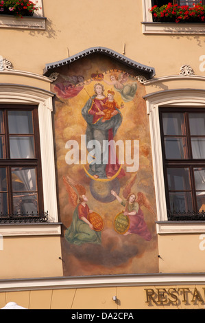 La peinture religieuse sur la place du marché principale de Cracovie Pologne Banque D'Images