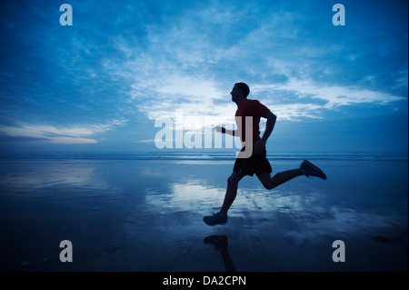 USA, Ohio, Rockaway Beach, l'homme qui court le long de la plage Banque D'Images