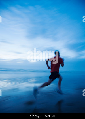 USA, Ohio, Rockaway Beach, l'homme qui court le long de la plage Banque D'Images