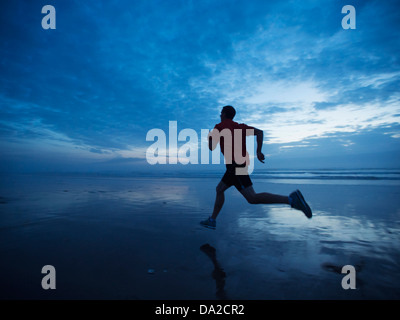 USA, Ohio, Rockaway Beach, l'homme qui court le long de la plage Banque D'Images