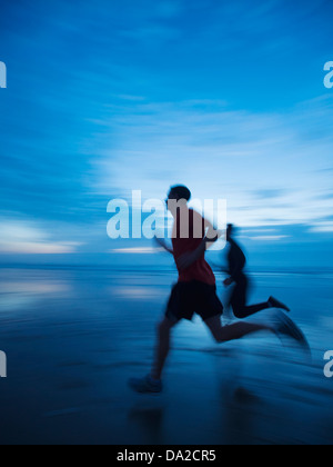 USA, Ohio, Rockaway Beach, l'homme qui court le long de la plage Banque D'Images