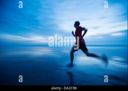 USA, Ohio, Rockaway Beach, l'homme qui court le long de la plage Banque D'Images