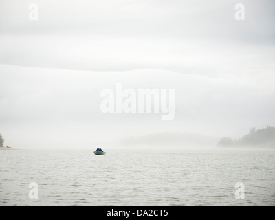 USA, Ohio, Rockaway Beach, vue éloignée sur les gens en bateau Banque D'Images