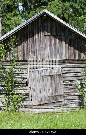 Ancienne grange avec porte de travers, Finlande Banque D'Images