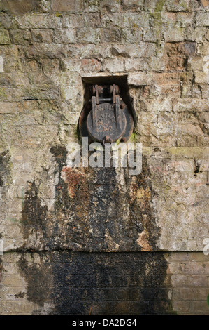 Briques vieillies à l'intérieur du pont ferroviaire victorien arch montrant les tâches d'eau des gisements de sel de soakaway couverture en fonte Banque D'Images