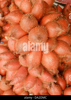 Salak, tropical fruits sucrée thaï en thaï marché local. Le nom scientifique : Salacca zalacca est une espèce de palmier. Banque D'Images