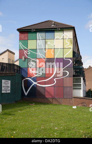 Fresque républicaine montrant colombe blanche feuille de chêne et contre les carreaux de couleur différente dans le Bogside Derry Londonderry en Irlande du Nord Banque D'Images