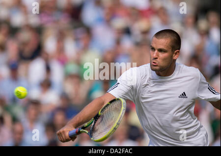 Wimbledon, Londres, Royaume-Uni. 1er juillet 2013. Les Championnats de tennis de Wimbledon 2013 tenue à l'All England Lawn Tennis et croquet Club, Londres, Angleterre, Royaume-Uni. Andy Murray (GBR) [2]. Mikhail Youzhny (RUS) [20] (coupe de cheveux). Credit : Duncan Grove/Alamy Live News Banque D'Images