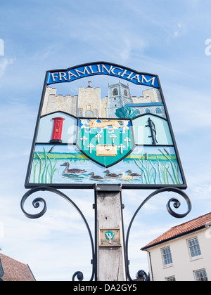 La ville de signe sur la place du marché de Framlingham, dans le Suffolk, UK, avec maisons géorgiennes à l'arrière-plan Banque D'Images