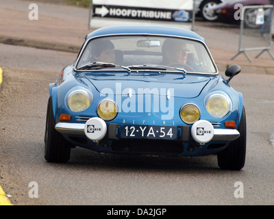 L’Alpine-Renault A110-1300VC 1975, présentée au Nationaal Oldtimer Festival de Zandvoort, est une voiture de rallye classique connue pour ses performances et son design emblématique dans les années 1970 Banque D'Images