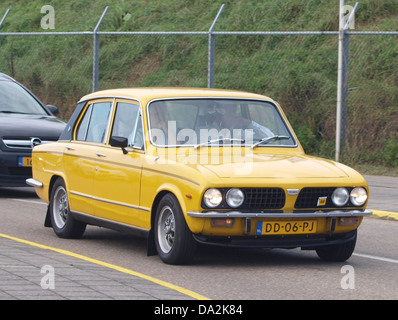 Cette image montre la Triumph Dolomite 1850 HL 1978 au festival Nationaal Oldtimer à Zandvoort, pays-Bas, en 2010. La voiture classique fait partie de l'exposition, présentant des voitures anciennes. L'événement célèbre l'héritage et l'histoire de véhicules emblématiques comme cette Triumph. Banque D'Images