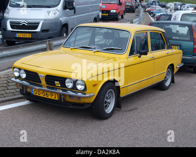 La Triumph Dolomite 1850 HL 1978, présentée au Nationaal Oldtimer Festival de Zandvoort en 2010, est une voiture britannique classique connue pour son ingénierie et son design. Ce modèle reflète le charme de l'automobile de la fin du XXe siècle et de l'héritage automobile britannique. Banque D'Images