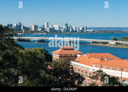 Vue depuis le mont Eliza's Kings Park avec brasserie Swan, Swan River et le CBD (centre-ville) de Perth, Australie occidentale Banque D'Images