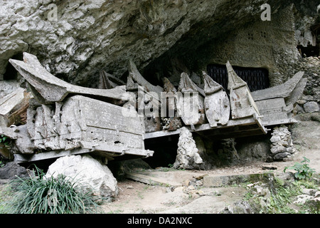 Cercueils plein de crânes et d'os accroché sur le côté de la falaise, village Kete Kesu, Tana Toraja, Sulawesi, Indonésie Banque D'Images