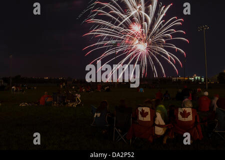 L'Ontario, Canada. 1er juillet 2013. Les citoyens de la regarder à l'artifice du Complexe récréatif de Kanata, Kanata, Ontario Canada le 1er juillet 2013 que la fête du Canada prend fin : Crédit Guoqiang Xue/Alamy Live News Banque D'Images