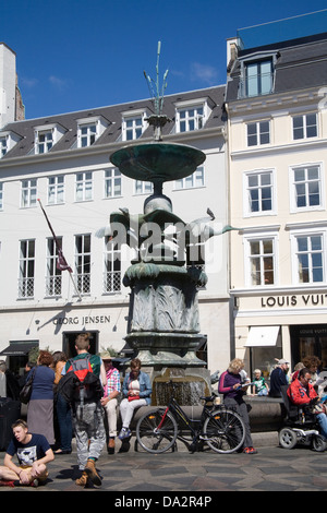 Danemark Copenhague Stork l'UE domine la fontaine Amagertorv très occupé la place centrale Banque D'Images