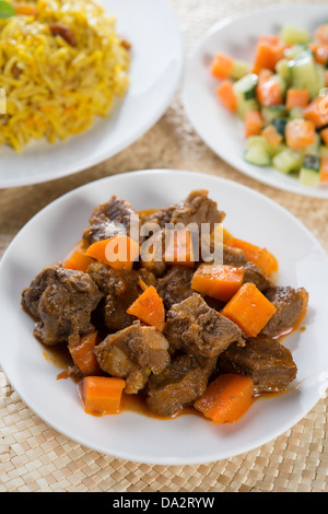 L'arabe, le riz dans l'alimentation Ramadan moyen-orient habituellement servis avec salade arabe et agneau tandoori. Banque D'Images