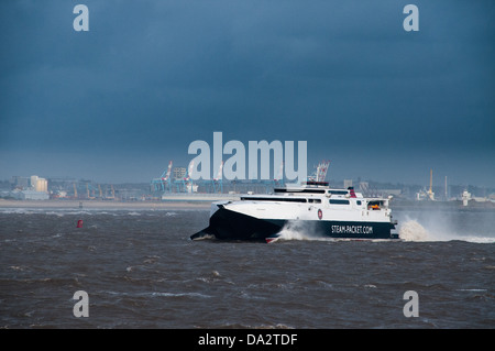 L'Isle of Man Steam Packet Company ferry rapide 'Manannan' quittant Liverpool Banque D'Images