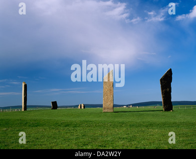 Les Pierres de Stenness stone circle, Mainland, Orkney, debout à l'intérieur de la demeure d'un terrassement circulaire henge monument. Banque D'Images