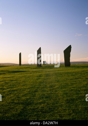 Les Pierres de Stenness stone circle, Mainland, Orkney, debout à l'intérieur de la demeure d'un terrassement circulaire henge monument illustré par le soleil du soir Banque D'Images