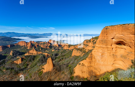 'Las Médulas' d''anciennes mines sur l'hiver avec le brouillard, Leon, Espagne. Banque D'Images