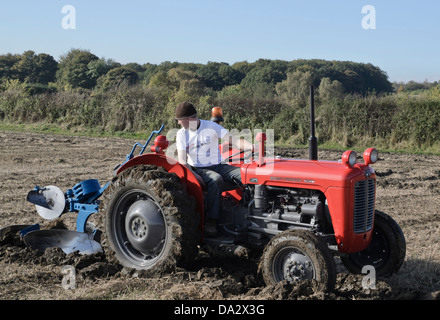 Massey Ferguson rouge vintage 35x Champ de labour Banque D'Images