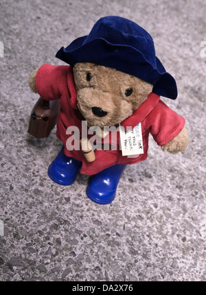 L'ours Paddington avec suit case - Veuillez prendre soin de cette étiquette d'ours Banque D'Images