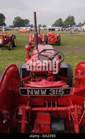 Vintage red 'david brown' 25d le tracteur au show rassemblement à l'astle park show ground Banque D'Images