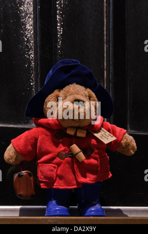 L'ours Paddington avec suit case - Veuillez prendre soin de cette étiquette d'ours Banque D'Images