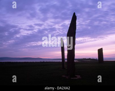 Les trois plus hauts en plaques de pierres le cercle de pierres de Stenness, Mainland, Orkney, Scotland, à 50h00 NO à en juin, 50 minutes après le coucher du soleil Banque D'Images