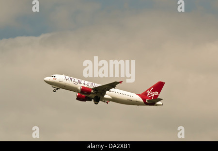 Airbus A320 de Virgin Atlantic, décoller de la piste de l'aéroport ringway Manchester Banque D'Images