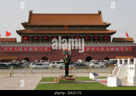 Soldat chinois debout devant la porte de la paix céleste, l'entrée de la Cité Interdite, la Place Tiananmen, Pékin, Chine Banque D'Images