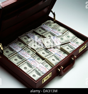 Porte-documents avec des piles de 100 US Dollar bills Banque D'Images