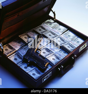 Porte-documents avec des piles de 100 US Dollar bills and gun Banque D'Images