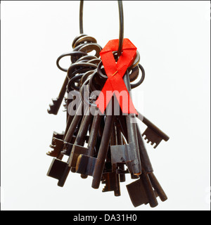 Bande d'anciennes clés avec ruban de sensibilisation au sida Banque D'Images