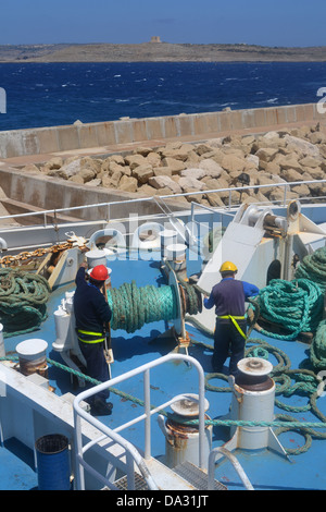 Ferry de Malte à Gozo, laissant le port de Cirkewwa à Malte. Banque D'Images