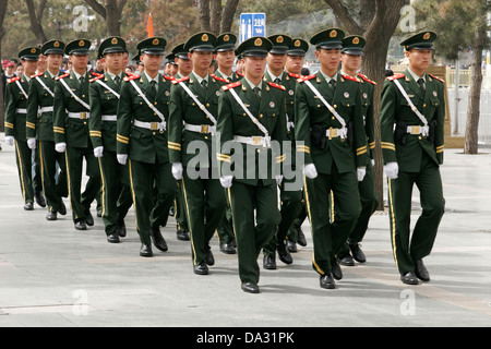 Soldats chinois en marchant sur la Place Tiananmen, à Beijing Banque D'Images