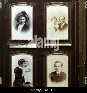 Album photo ancien avec des portraits de famille du 19e siècle Banque D'Images